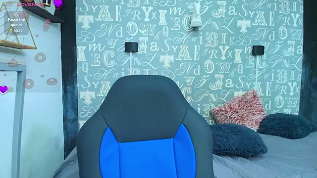 Snapshot of Lindsey8 chatting on October 31, 2025, 1:52 pm Lindsey8 online show from October 31, 2025, 1:52 pm