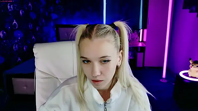 Snapshot of ShhhO_O chatting on October 19, 2025, 12:41 pm ShhhO O online show from October 19, 2025, 12:41 pm