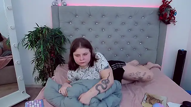 Snapshot of RosaliaRo chatting on December 13, 2024, 12:53 am RosaliaRo online show from December 13, 2024, 12:53 am