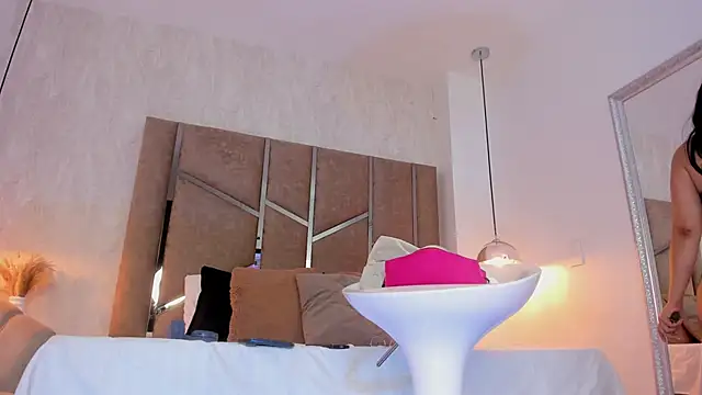 Martinaa Jones  online show from March 6, 2026, 12:22 pm