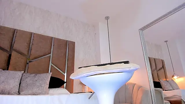 Snapshot of Martinaa_Jones_ chatting on November 16, 2025, 7:29 pm Martinaa Jones online show from November 16, 2025, 7:29 pm