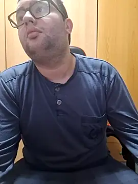 Snapshot of Javier_bear chatting on December 3, 2025, 3:55 pm Javier bear online show from December 3, 2025, 3:55 pm