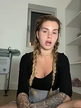 Snapshot of EmiliaCatalina chatting on November 1, 2025, 5:03 am EmiliaCatalina online show from November 1, 2025, 5:03 am