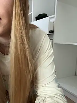 Snapshot of EmiliaCatalina chatting on October 24, 2025, 9:36 pm EmiliaCatalina online show from October 24, 2025, 9:36 pm