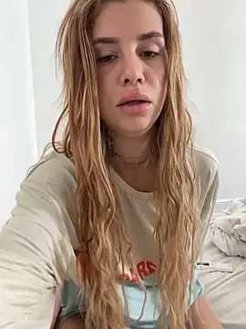 Snapshot of EmiliaCatalina chatting on October 14, 2025, 4:29 pm EmiliaCatalina online show from October 14, 2025, 4:29 pm