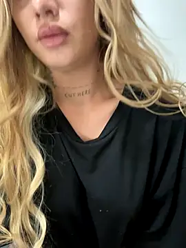 Snapshot of EmiliaCatalina chatting on December 2, 2025, 7:26 pm EmiliaCatalina online show from December 2, 2025, 7:26 pm