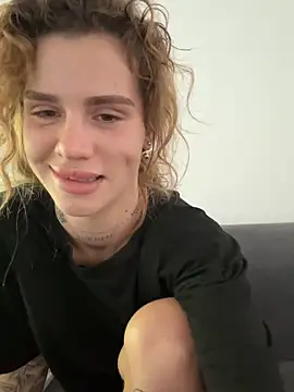 EmiliaCatalina online show from February 5, 2026, 6:59 pm