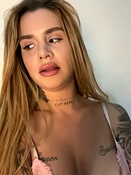 Snapshot of EmiliaCatalina chatting on November 30, 2025, 12:33 am EmiliaCatalina online show from November 30, 2025, 12:33 am