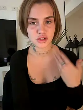 Snapshot of EmiliaCatalina chatting on September 15, 2025, 9:48 pm EmiliaCatalina online show from September 15, 2025, 9:48 pm