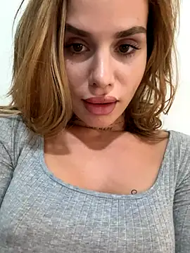 Snapshot of EmiliaCatalina chatting on November 7, 2025, 9:41 pm EmiliaCatalina online show from November 7, 2025, 9:41 pm