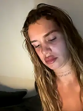 Snapshot of EmiliaCatalina chatting on December 15, 2025, 11:42 pm EmiliaCatalina online show from December 15, 2025, 11:42 pm