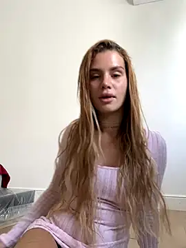 Snapshot of EmiliaCatalina chatting on November 3, 2025, 6:33 pm EmiliaCatalina online show from November 3, 2025, 6:33 pm