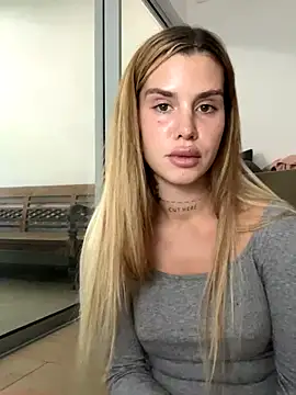 Snapshot of EmiliaCatalina chatting on December 4, 2025, 8:19 pm EmiliaCatalina online show from December 4, 2025, 8:19 pm