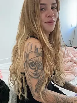 Snapshot of EmiliaCatalina chatting on October 5, 2025, 5:58 pm EmiliaCatalina online show from October 5, 2025, 5:58 pm