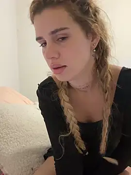 Snapshot of EmiliaCatalina chatting on October 13, 2025, 10:10 pm EmiliaCatalina online show from October 13, 2025, 10:10 pm