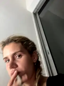 Snapshot of EmiliaCatalina chatting on December 4, 2025, 1:15 am EmiliaCatalina online show from December 4, 2025, 1:15 am