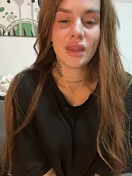 Snapshot of EmiliaCatalina chatting on March 17, 2025, 10:29 pm EmiliaCatalina online show from March 17, 2025, 10:29 pm