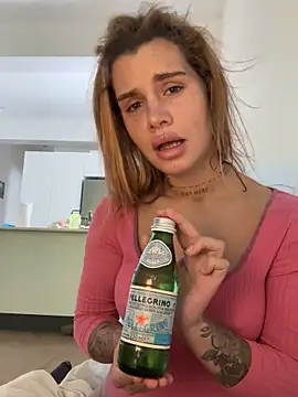 Snapshot of EmiliaCatalina chatting on November 8, 2025, 5:05 pm EmiliaCatalina online show from November 8, 2025, 5:05 pm