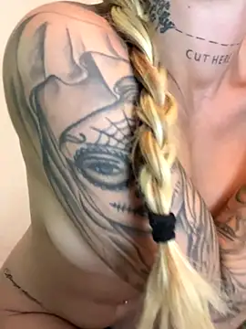 Snapshot of EmiliaCatalina chatting on November 28, 2025, 8:31 pm EmiliaCatalina online show from November 28, 2025, 8:31 pm