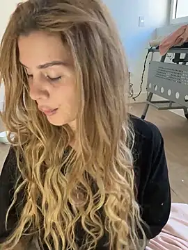 Snapshot of EmiliaCatalina chatting on October 19, 2025, 7:16 pm EmiliaCatalina online show from October 19, 2025, 7:16 pm