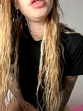 Snapshot of EmiliaCatalina chatting on October 24, 2025, 12:53 am EmiliaCatalina online show from October 24, 2025, 12:53 am