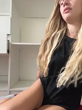 Snapshot of EmiliaCatalina chatting on December 13, 2025, 8:04 pm EmiliaCatalina online show from December 13, 2025, 8:04 pm