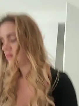 Snapshot of EmiliaCatalina chatting on November 1, 2025, 9:19 pm EmiliaCatalina online show from November 1, 2025, 9:19 pm