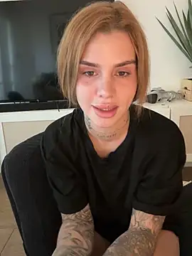 Snapshot of EmiliaCatalina chatting on September 14, 2025, 7:25 pm EmiliaCatalina online show from September 14, 2025, 7:25 pm