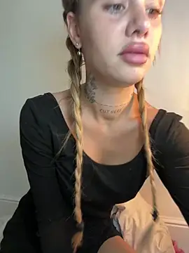 Snapshot of EmiliaCatalina chatting on November 16, 2025, 8:35 pm EmiliaCatalina online show from November 16, 2025, 8:35 pm