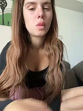 Snapshot of EmiliaCatalina chatting on March 21, 2025, 7:02 pm EmiliaCatalina online show from March 21, 2025, 7:02 pm