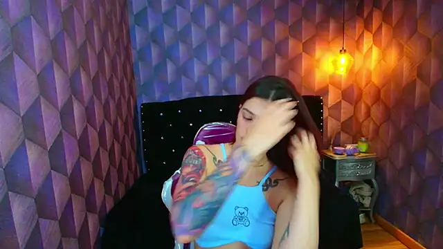 LiaHarryis online show from November 3, 2025, 6:33 pm