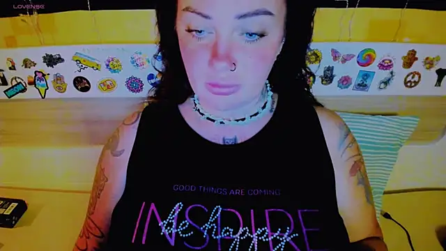 Snapshot of EllieOz chatting on September 8, 2025, 5:01 pm EllieOz online show from September 8, 2025, 5:01 pm