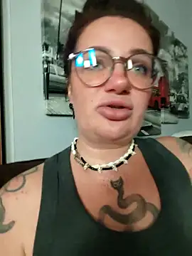 Snapshot of EllieOz chatting on October 7, 2025, 3:46 pm EllieOz online show from October 7, 2025, 3:46 pm