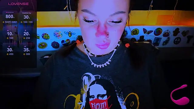 Snapshot of EllieOz chatting on March 22, 2025, 7:53 pm EllieOz online show from March 22, 2025, 7:53 pm