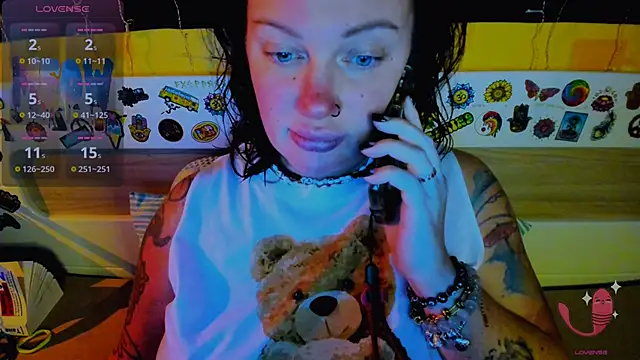 Snapshot of EllieOz chatting on November 20, 2025, 5:57 pm EllieOz online show from November 20, 2025, 5:57 pm