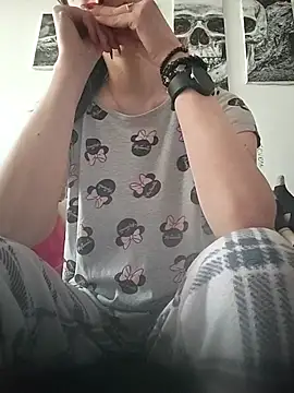 LauraBaby online show from April 10, 2026, 1:40 pm