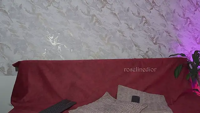 Snapshot of roselinedior chatting on September 23, 2025, 2:02 pm roselinedior online show from September 23, 2025, 2:02 pm