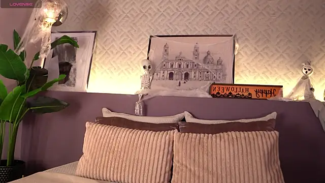 Snapshot of ElleDiane chatting on October 30, 2025, 10:39 pm ElleDiane online show from October 30, 2025, 10:39 pm