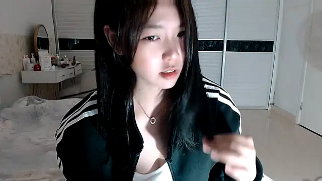 -Lucky Girl online show from October 9, 2025, 1:33 pm