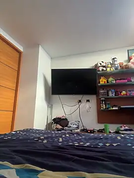 emmyjhonson07 online show from October 28, 2025, 1:32 pm