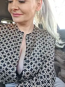 Snapshot of GjuliaX chatting on November 19, 2025, 8:36 am GjuliaX online show from November 19, 2025, 8:36 am