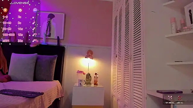 Snapshot of chloe_watson_ chatting on October 24, 2025, 7:57 pm chloe watson online show from October 24, 2025, 7:57 pm