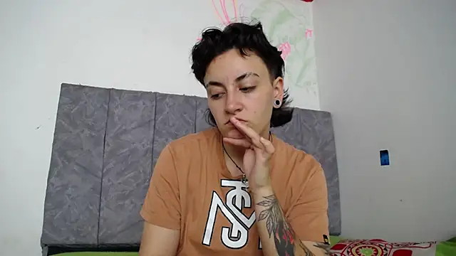 Snapshot of linda_33 chatting on December 15, 2025, 4:35 pm linda 33 online show from December 15, 2025, 4:35 pm