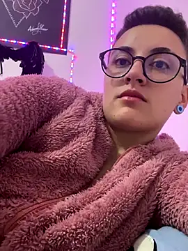 Snapshot of linda_33 chatting on December 3, 2024, 8:33 pm linda 33 online show from December 3, 2024, 8:33 pm