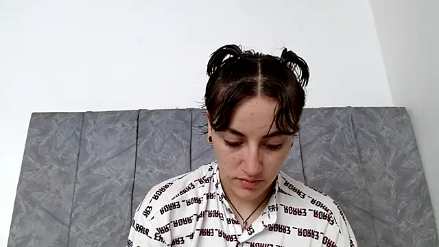 Snapshot of linda_33 chatting on October 23, 2025, 7:23 pm linda 33 online show from October 23, 2025, 7:23 pm