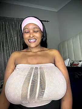 Snapshot of Bustygoddess32 chatting on November 4, 2025, 12:25 am Bustygoddess32 online show from November 4, 2025, 12:25 am