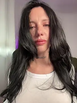 Snapshot of BellaGiaxx chatting on December 4, 2025, 11:20 am BellaGiaxx online show from December 4, 2025, 11:20 am