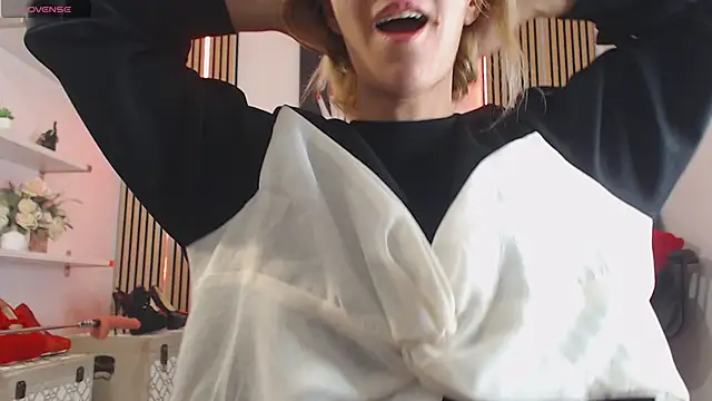 Snapshot of RileyLanna chatting on November 9, 2025, 3:32 am RileyLanna online show from November 9, 2025, 3:32 am