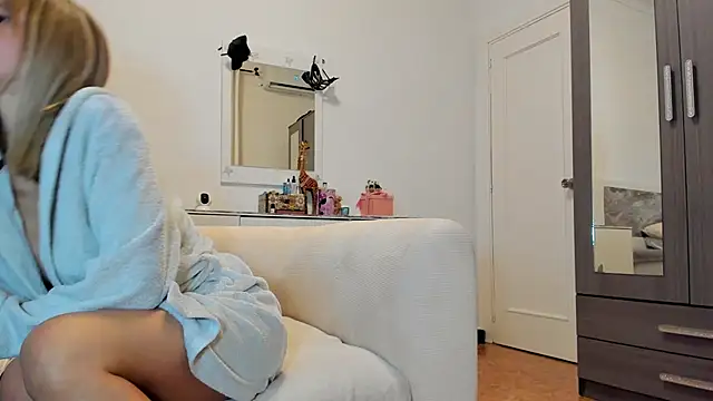 anisialuna  online show from November 29, 2025, 7:08 am