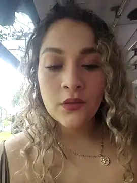 Sara smiiith211 online show from April 15, 2026, 4:44 pm